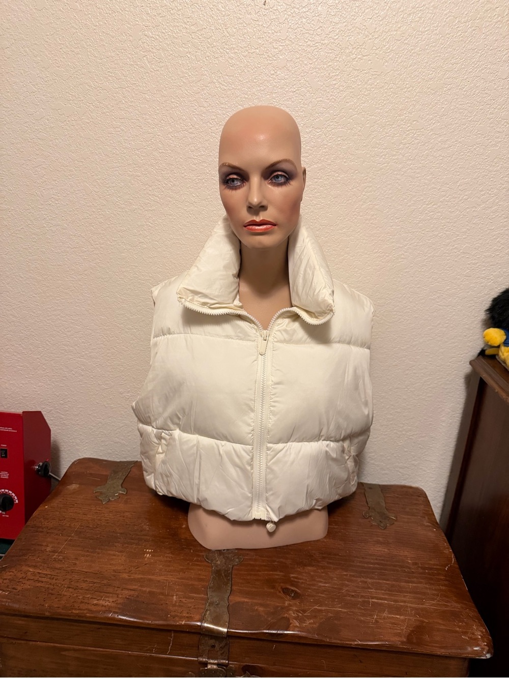Sacre’ Women’s White Puffer Vest Jacket - Cropped Zip Front size Large